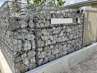 2023年、群馬県で塀として設置した蛇篭メーカー製オーダーメイドガビオン（建築・外構用）の「ガビオンエクステリア レトナ」　インターホンも設置しています